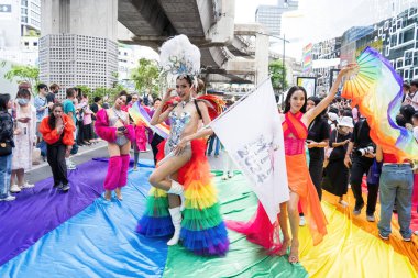 Bangkok, Tayland - 1 Haziran 2024 Bangkok Onur Festivali 2024, Siam Square Bangkok, Tayland 'da düzenlenen etkinlikte insanların kısa eylem ve atmosferi kutlamalara katılıyor. Cinsiyet çeşitliliği yaş, ırk ya da din ayrımı yoktur..