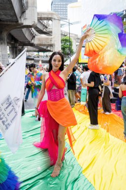 Bangkok, Tayland - 1 Haziran 2024 Bangkok Onur Festivali 2024, Siam Square Bangkok, Tayland 'da düzenlenen etkinlikte insanların kısa eylem ve atmosferi kutlamalara katılıyor. Cinsiyet çeşitliliği yaş, ırk ya da din ayrımı yoktur..