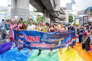 Bangkok, Tayland - 1 Haziran 2024 Bangkok Onur Festivali 2024, Siam Square Bangkok, Tayland 'da düzenlenen etkinlikte insanların kısa eylem ve atmosferi kutlamalara katılıyor. Cinsiyet çeşitliliği yaş, ırk ya da din ayrımı yoktur..