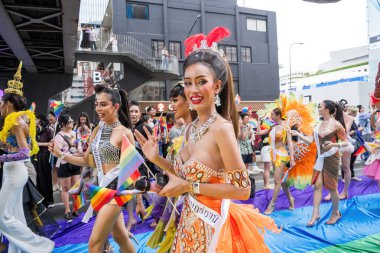 Bangkok, Tayland - 1 Haziran 2024 Bangkok Onur Festivali 2024, Siam Square Bangkok, Tayland 'da düzenlenen etkinlikte insanların kısa eylem ve atmosferi kutlamalara katılıyor. Cinsiyet çeşitliliği yaş, ırk ya da din ayrımı yoktur..