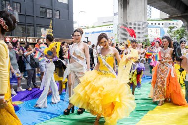 Bangkok, Tayland - 1 Haziran 2024 Bangkok Onur Festivali 2024, Siam Square Bangkok, Tayland 'da düzenlenen etkinlikte insanların kısa eylem ve atmosferi kutlamalara katılıyor. Cinsiyet çeşitliliği yaş, ırk ya da din ayrımı yoktur..