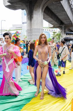 Bangkok, Tayland - 1 Haziran 2024 Bangkok Onur Festivali 2024, Siam Square Bangkok, Tayland 'da düzenlenen etkinlikte insanların kısa eylem ve atmosferi kutlamalara katılıyor. Cinsiyet çeşitliliği yaş, ırk ya da din ayrımı yoktur..