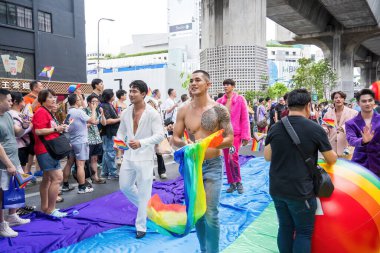 Bangkok, Tayland - 1 Haziran 2024 Bangkok Onur Festivali 2024, Siam Square Bangkok, Tayland 'da düzenlenen etkinlikte insanların kısa eylem ve atmosferi kutlamalara katılıyor. Cinsiyet çeşitliliği yaş, ırk ya da din ayrımı yoktur..