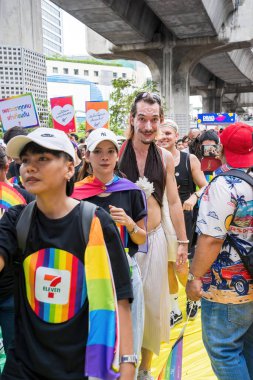 Bangkok, Tayland - 1 Haziran 2024 Bangkok Onur Festivali 2024, Siam Square Bangkok, Tayland 'da düzenlenen etkinlikte insanların kısa eylem ve atmosferi kutlamalara katılıyor. Cinsiyet çeşitliliği yaş, ırk ya da din ayrımı yoktur..