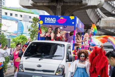 Bangkok, Tayland - 1 Haziran 2024 Bangkok Onur Festivali 2024, Siam Square Bangkok, Tayland 'da düzenlenen etkinlikte insanların kısa eylem ve atmosferi kutlamalara katılıyor. Cinsiyet çeşitliliği yaş, ırk ya da din ayrımı yoktur..