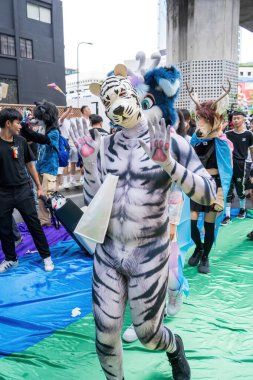 Bangkok, Tayland - 1 Haziran 2024 Bangkok Onur Festivali 2024, Siam Square Bangkok, Tayland 'da düzenlenen etkinlikte insanların kısa eylem ve atmosferi kutlamalara katılıyor. Cinsiyet çeşitliliği yaş, ırk ya da din ayrımı yoktur..