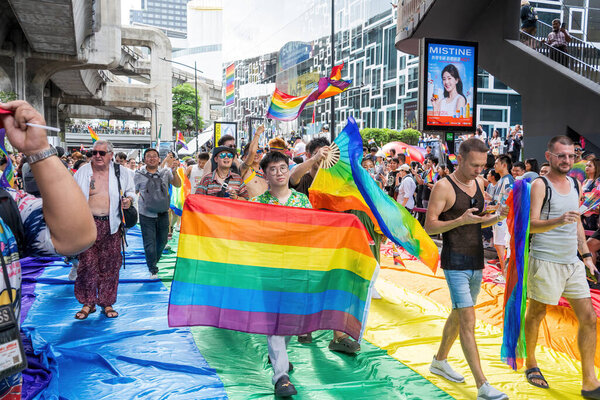 Бангкок, Таиланд - JUN 1, 2024 Bangkok Pride Festival 2024, Короткое действие и атмосфера людей присоединяется к празднованиям на площади Сиам Бангкок, Таиланд. Гендерное разнообразие Нет разделения по возрасту, расе или религии.
