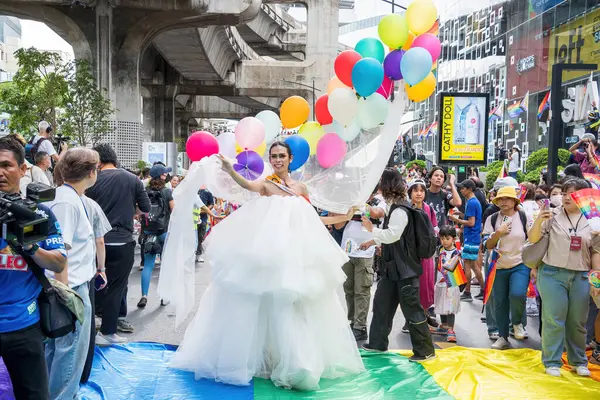 Bangkok, Tayland - 1 Haziran 2024 Bangkok Onur Festivali 2024, Siam Square Bangkok, Tayland 'da düzenlenen etkinlikte insanların kısa eylem ve atmosferi kutlamalara katılıyor. Cinsiyet çeşitliliği yaş, ırk ya da din ayrımı yoktur..