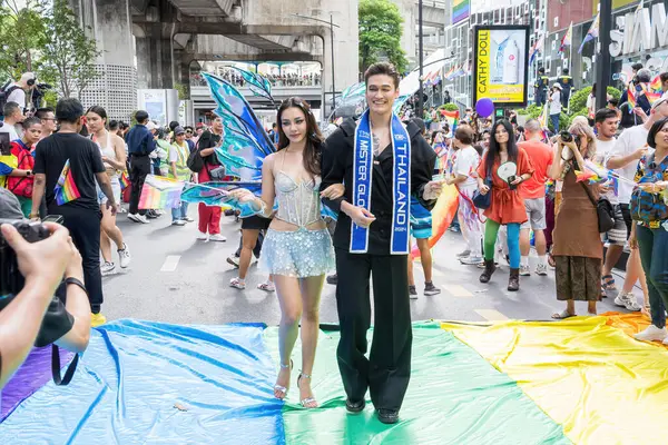 Bangkok, Tayland - 1 Haziran 2024 Bangkok Onur Festivali 2024, Siam Square Bangkok, Tayland 'da düzenlenen etkinlikte insanların kısa eylem ve atmosferi kutlamalara katılıyor. Cinsiyet çeşitliliği yaş, ırk ya da din ayrımı yoktur..