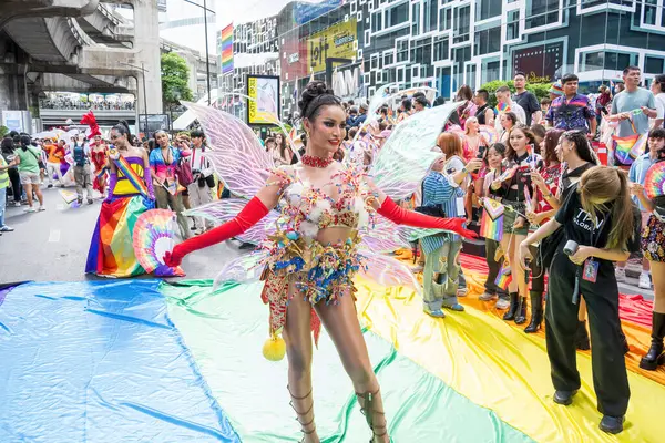 Bangkok, Tayland - 1 Haziran 2024 Bangkok Onur Festivali 2024, Siam Square Bangkok, Tayland 'da düzenlenen etkinlikte insanların kısa eylem ve atmosferi kutlamalara katılıyor. Cinsiyet çeşitliliği yaş, ırk ya da din ayrımı yoktur..