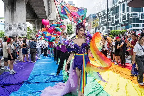 Bangkok, Tayland - 1 Haziran 2024 Bangkok Onur Festivali 2024, Siam Square Bangkok, Tayland 'da düzenlenen etkinlikte insanların kısa eylem ve atmosferi kutlamalara katılıyor. Cinsiyet çeşitliliği yaş, ırk ya da din ayrımı yoktur..