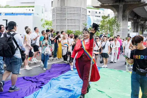 Bangkok, Tayland - 1 Haziran 2024 Bangkok Onur Festivali 2024, Siam Square Bangkok, Tayland 'da düzenlenen etkinlikte insanların kısa eylem ve atmosferi kutlamalara katılıyor. Cinsiyet çeşitliliği yaş, ırk ya da din ayrımı yoktur..