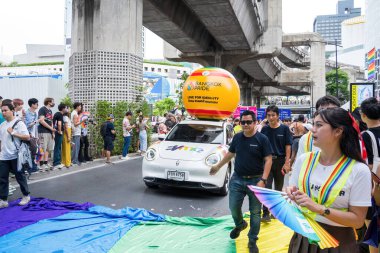 Bangkok, Tayland - 1 Haziran 2024 Bangkok Onur Festivali 2024, Siam Square Bangkok, Tayland 'da düzenlenen etkinlikte insanların kısa eylem ve atmosferi kutlamalara katılıyor. Cinsiyet çeşitliliği yaş, ırk ya da din ayrımı yoktur..