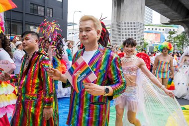 Bangkok, Tayland - 1 Haziran 2024 Bangkok Onur Festivali 2024, Siam Square Bangkok, Tayland 'da düzenlenen etkinlikte insanların kısa eylem ve atmosferi kutlamalara katılıyor. Cinsiyet çeşitliliği yaş, ırk ya da din ayrımı yoktur..