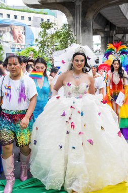 Bangkok, Tayland - 1 Haziran 2024 Bangkok Onur Festivali 2024, Siam Square Bangkok, Tayland 'da düzenlenen etkinlikte insanların kısa eylem ve atmosferi kutlamalara katılıyor. Cinsiyet çeşitliliği yaş, ırk ya da din ayrımı yoktur..