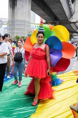 Bangkok, Tayland - 1 Haziran 2024 Bangkok Onur Festivali 2024, Siam Square Bangkok, Tayland 'da düzenlenen etkinlikte insanların kısa eylem ve atmosferi kutlamalara katılıyor. Cinsiyet çeşitliliği yaş, ırk ya da din ayrımı yoktur..