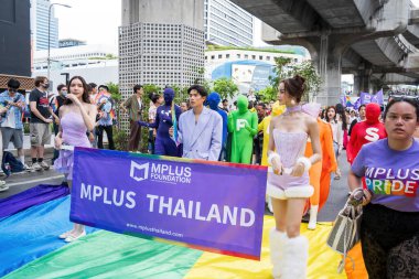 Bangkok, Tayland - 1 Haziran 2024 Bangkok Onur Festivali 2024, Siam Square Bangkok, Tayland 'da düzenlenen etkinlikte insanların kısa eylem ve atmosferi kutlamalara katılıyor. Cinsiyet çeşitliliği yaş, ırk ya da din ayrımı yoktur..