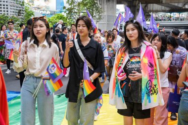 Bangkok, Tayland - 1 Haziran 2024 Bangkok Onur Festivali 2024, Siam Square Bangkok, Tayland 'da düzenlenen etkinlikte insanların kısa eylem ve atmosferi kutlamalara katılıyor. Cinsiyet çeşitliliği yaş, ırk ya da din ayrımı yoktur..