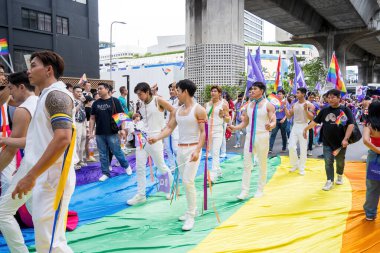 Bangkok, Tayland - 1 Haziran 2024 Bangkok Onur Festivali 2024, Siam Square Bangkok, Tayland 'da düzenlenen etkinlikte insanların kısa eylem ve atmosferi kutlamalara katılıyor. Cinsiyet çeşitliliği yaş, ırk ya da din ayrımı yoktur..