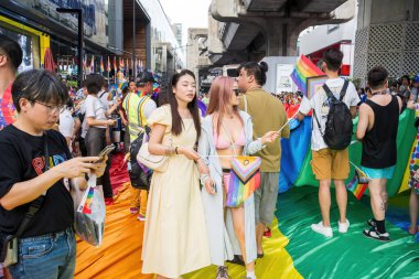 Bangkok, Tayland - 1 Haziran 2024 Bangkok Onur Festivali 2024, Siam Square Bangkok, Tayland 'da düzenlenen etkinlikte insanların kısa eylem ve atmosferi kutlamalara katılıyor. Cinsiyet çeşitliliği yaş, ırk ya da din ayrımı yoktur..