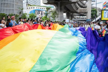 Bangkok, Tayland - 1 Haziran 2024 Bangkok Onur Festivali 2024, Siam Square Bangkok, Tayland 'da düzenlenen etkinlikte insanların kısa eylem ve atmosferi kutlamalara katılıyor. Cinsiyet çeşitliliği yaş, ırk ya da din ayrımı yoktur..