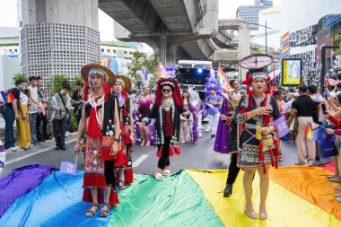 Bangkok, Tayland - 1 Haziran 2024 Bangkok Onur Festivali 2024, Siam Square Bangkok, Tayland 'da düzenlenen etkinlikte insanların kısa eylem ve atmosferi kutlamalara katılıyor. Cinsiyet çeşitliliği yaş, ırk ya da din ayrımı yoktur..