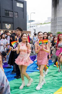 Bangkok, Tayland - 1 Haziran 2024 Bangkok Onur Festivali 2024, Siam Square Bangkok, Tayland 'da düzenlenen etkinlikte insanların kısa eylem ve atmosferi kutlamalara katılıyor. Cinsiyet çeşitliliği yaş, ırk ya da din ayrımı yoktur..