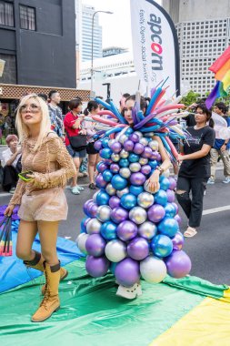 Bangkok, Tayland - 1 Haziran 2024 Bangkok Onur Festivali 2024, Siam Square Bangkok, Tayland 'da düzenlenen etkinlikte insanların kısa eylem ve atmosferi kutlamalara katılıyor. Cinsiyet çeşitliliği yaş, ırk ya da din ayrımı yoktur..