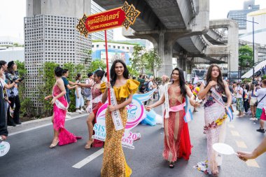 Bangkok, Tayland - 1 Haziran 2024 Bangkok Onur Festivali 2024, Siam Square Bangkok, Tayland 'da düzenlenen etkinlikte insanların kısa eylem ve atmosferi kutlamalara katılıyor. Cinsiyet çeşitliliği yaş, ırk ya da din ayrımı yoktur..