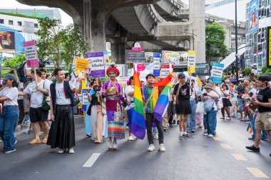 Bangkok, Tayland - 1 Haziran 2024 Bangkok Onur Festivali 2024, Siam Square Bangkok, Tayland 'da düzenlenen etkinlikte insanların kısa eylem ve atmosferi kutlamalara katılıyor. Cinsiyet çeşitliliği yaş, ırk ya da din ayrımı yoktur..