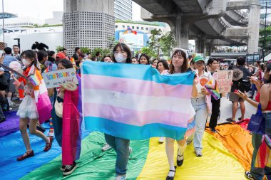 Bangkok, Tayland - 1 Haziran 2024 Bangkok Onur Festivali 2024, Siam Square Bangkok, Tayland 'da düzenlenen etkinlikte insanların kısa eylem ve atmosferi kutlamalara katılıyor. Cinsiyet çeşitliliği yaş, ırk ya da din ayrımı yoktur..