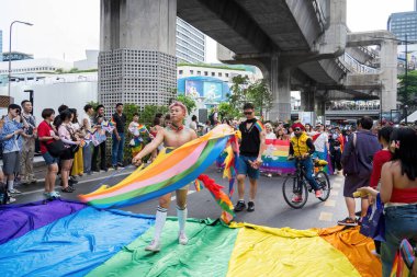 Bangkok, Tayland - 1 Haziran 2024 Bangkok Onur Festivali 2024, Siam Square Bangkok, Tayland 'da düzenlenen etkinlikte insanların kısa eylem ve atmosferi kutlamalara katılıyor. Cinsiyet çeşitliliği yaş, ırk ya da din ayrımı yoktur..
