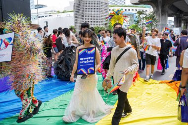 Bangkok, Tayland - 1 Haziran 2024 Bangkok Onur Festivali 2024, Siam Square Bangkok, Tayland 'da düzenlenen etkinlikte insanların kısa eylem ve atmosferi kutlamalara katılıyor. Cinsiyet çeşitliliği yaş, ırk ya da din ayrımı yoktur..