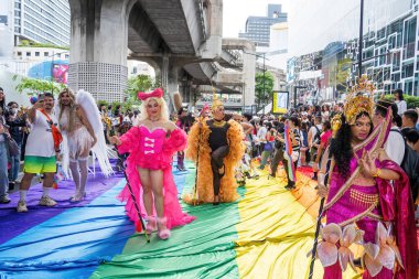 Bangkok, Tayland - 1 Haziran 2024 Bangkok Onur Festivali 2024, Siam Square Bangkok, Tayland 'da düzenlenen etkinlikte insanların kısa eylem ve atmosferi kutlamalara katılıyor. Cinsiyet çeşitliliği yaş, ırk ya da din ayrımı yoktur..