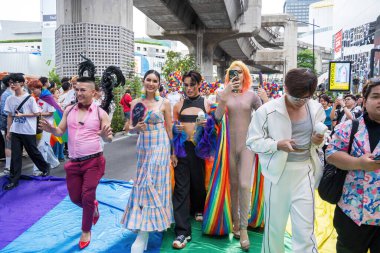 Bangkok, Tayland - 1 Haziran 2024 Bangkok Onur Festivali 2024, Siam Square Bangkok, Tayland 'da düzenlenen etkinlikte insanların kısa eylem ve atmosferi kutlamalara katılıyor. Cinsiyet çeşitliliği yaş, ırk ya da din ayrımı yoktur..