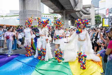 Bangkok, Tayland - 1 Haziran 2024 Bangkok Onur Festivali 2024, Siam Square Bangkok, Tayland 'da düzenlenen etkinlikte insanların kısa eylem ve atmosferi kutlamalara katılıyor. Cinsiyet çeşitliliği yaş, ırk ya da din ayrımı yoktur..
