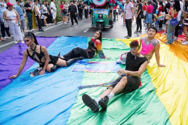 Bangkok, Tayland - 1 Haziran 2024 Bangkok Onur Festivali 2024, Siam Square Bangkok, Tayland 'da düzenlenen etkinlikte insanların kısa eylem ve atmosferi kutlamalara katılıyor. Cinsiyet çeşitliliği yaş, ırk ya da din ayrımı yoktur..