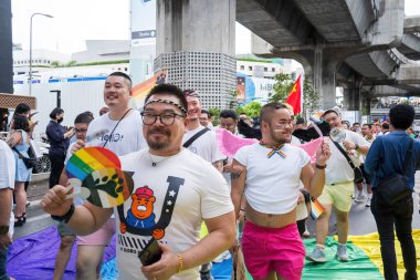 Bangkok, Tayland - 1 Haziran 2024 Bangkok Onur Festivali 2024, Siam Square Bangkok, Tayland 'da düzenlenen etkinlikte insanların kısa eylem ve atmosferi kutlamalara katılıyor. Cinsiyet çeşitliliği yaş, ırk ya da din ayrımı yoktur..
