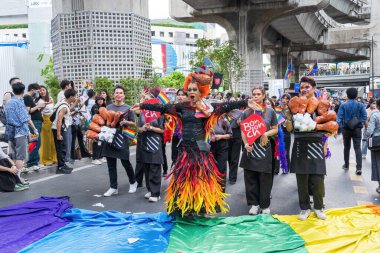 Bangkok, Tayland - 1 Haziran 2024 Bangkok Onur Festivali 2024, Siam Square Bangkok, Tayland 'da düzenlenen etkinlikte insanların kısa eylem ve atmosferi kutlamalara katılıyor. Cinsiyet çeşitliliği yaş, ırk ya da din ayrımı yoktur..