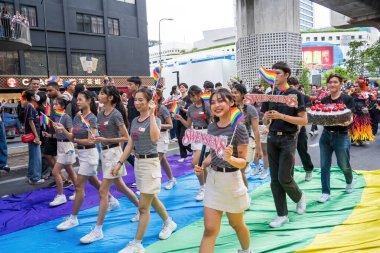 Bangkok, Tayland - 1 Haziran 2024 Bangkok Onur Festivali 2024, Siam Square Bangkok, Tayland 'da düzenlenen etkinlikte insanların kısa eylem ve atmosferi kutlamalara katılıyor. Cinsiyet çeşitliliği yaş, ırk ya da din ayrımı yoktur..