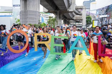 Bangkok, Tayland - 1 Haziran 2024 Bangkok Onur Festivali 2024, Siam Square Bangkok, Tayland 'da düzenlenen etkinlikte insanların kısa eylem ve atmosferi kutlamalara katılıyor. Cinsiyet çeşitliliği yaş, ırk ya da din ayrımı yoktur..