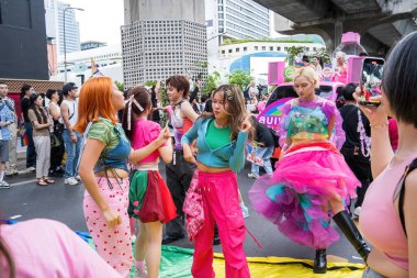 Bangkok, Tayland - 1 Haziran 2024 Bangkok Onur Festivali 2024, Siam Square Bangkok, Tayland 'da düzenlenen etkinlikte insanların kısa eylem ve atmosferi kutlamalara katılıyor. Cinsiyet çeşitliliği yaş, ırk ya da din ayrımı yoktur..