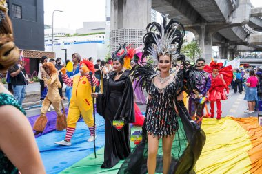 Bangkok, Tayland - 1 Haziran 2024 Bangkok Onur Festivali 2024, Siam Square Bangkok, Tayland 'da düzenlenen etkinlikte insanların kısa eylem ve atmosferi kutlamalara katılıyor. Cinsiyet çeşitliliği yaş, ırk ya da din ayrımı yoktur..