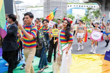 Bangkok, Tayland - 1 Haziran 2024 Bangkok Onur Festivali 2024, Siam Square Bangkok, Tayland 'da düzenlenen etkinlikte insanların kısa eylem ve atmosferi kutlamalara katılıyor. Cinsiyet çeşitliliği yaş, ırk ya da din ayrımı yoktur..