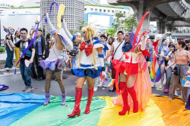 Bangkok, Tayland - 1 Haziran 2024 Bangkok Onur Festivali 2024, Siam Square Bangkok, Tayland 'da düzenlenen etkinlikte insanların kısa eylem ve atmosferi kutlamalara katılıyor. Cinsiyet çeşitliliği yaş, ırk ya da din ayrımı yoktur..