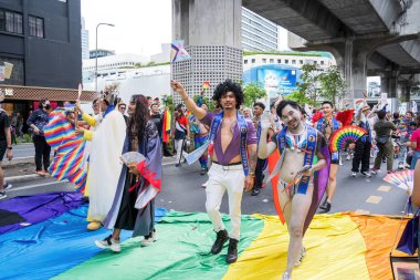 Bangkok, Tayland - 1 Haziran 2024 Bangkok Onur Festivali 2024, Siam Square Bangkok, Tayland 'da düzenlenen etkinlikte insanların kısa eylem ve atmosferi kutlamalara katılıyor. Cinsiyet çeşitliliği yaş, ırk ya da din ayrımı yoktur..
