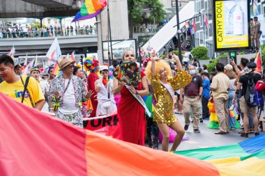 Bangkok, Tayland - 1 Haziran 2024 Bangkok Onur Festivali 2024, Siam Square Bangkok, Tayland 'da düzenlenen etkinlikte insanların kısa eylem ve atmosferi kutlamalara katılıyor. Cinsiyet çeşitliliği yaş, ırk ya da din ayrımı yoktur..