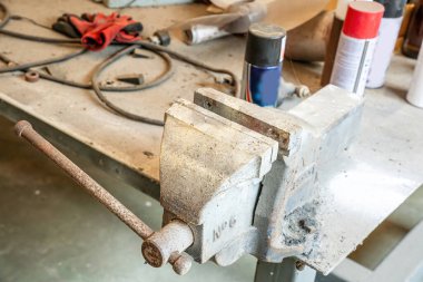 Malzeme bölümü ve fabrikadaki küçük endüstriyel aletler..