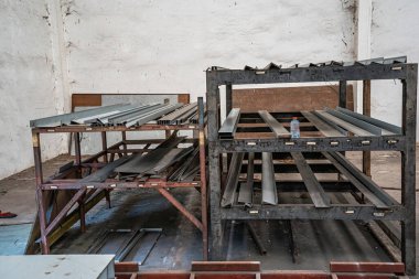 Malzeme bölümü ve fabrikadaki küçük endüstriyel aletler..