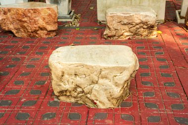 Bahçeyi süslemek için sandalyeye dönüştürülmüş büyük bir taş..